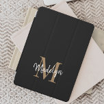 Modern zwart goudmonogram Feminine stijlvol script iPad Air Cover<br><div class="desc">Moderne zwarte goudmonogram Feminine stijlvolle Script iPad Air Cover. Pas deze moderne,  elegante luchtafdekking met uw eigen monogram en naam eenvoudig aan.</div>