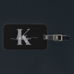 Modern zwart grijs script monogram bagagelabel<br><div class="desc">Dit eenvoudige, elegante zwarte bagagelabel met uw voornaam in een trendy schrift lettertype in het wit getypt over uw eerste initiaal in een modern petten lettertype in grijs aan de ene kant en een slide in kaart voor jouw naam, adres en telefoonnummer aan de andere kant zou er geweldig uitzien...</div>