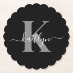 Modern zwart grijs script monogram kartonnen onderzetters<br><div class="desc">Deze eenvoudige, elegante zwarte ronde papieren onderzetters met je voornaam in een trendy scriptlettertype in wit, getypt over je eerste initiaal in een modern petten lettertype in grijs, zijn ideaal om je tafels en tellers vrij te houden van waterringen. Ze absorberen druppels, zodat u zich geen zorgen hoeft te maken...</div>