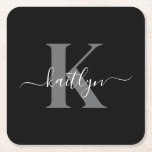 Modern zwart grijs script monogram kartonnen onderzetters<br><div class="desc">Deze eenvoudige, elegante zwarte vierkante papieren onderzetters met uw voornaam in een trendy scriptlettertype in wit, getypt over uw eerste initiaal in een modern petten lettertype in grijs, zijn ideaal om uw tafels en tellers vrij te houden van waterringen. Ze absorberen druppels, zodat u zich geen zorgen hoeft te maken...</div>