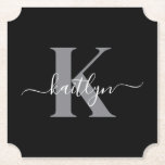 Modern zwart grijs script monogram kartonnen onderzetters<br><div class="desc">Deze eenvoudige, elegante zwarte papieren onderzetters met je voornaam in een trendy schrift in wit, getypt over je eerste initiaal in een modern petten lettertype in grijs, zijn ideaal om je tafels en tellers vrij te houden van waterringen. Ze absorberen druppels, zodat u zich geen zorgen hoeft te maken wanneer...</div>