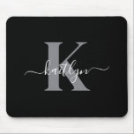 Modern zwart grijs script monogram muismat<br><div class="desc">Deze eenvoudige, elegante zwarte mousepad met uw voornaam in een trendy scriptlettertype in wit, getypt over uw eerste initiaal in een modern petten lettertype in grijs, is ideaal voor uw kantoor/bureau. Het is stijlvol en trendy en toch zeer klassiek.</div>