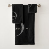 Modern Zwart Grijs Zilver Monogram Script Naam Bad Handdoek (Insitu)