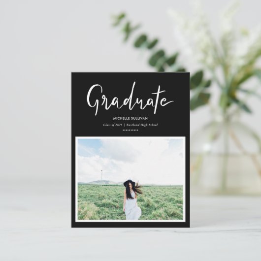 Modern zwart | handgeschreven afstuderen script |  aankondigingskaart (Staand voorkant)