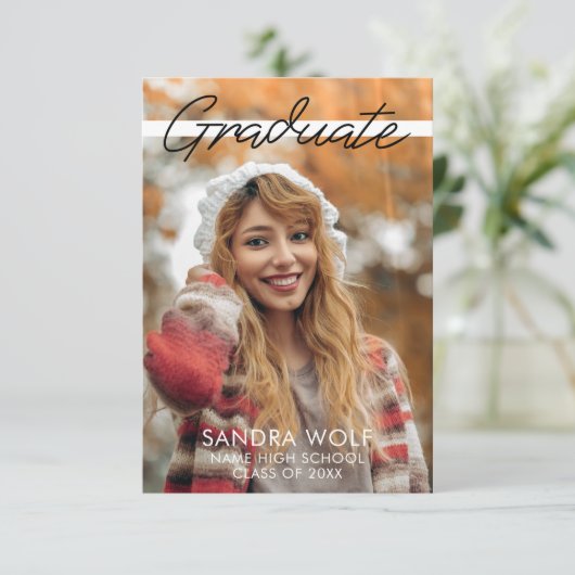 Modern Zwart Handgeschreven Script Foto Afstuderen Kaart (Staand voorkant)