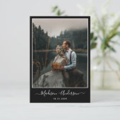 Modern zwart met twee foto bruiloft bedankkaart (Staand voorkant)