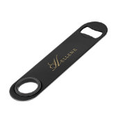 Modern Zwart minimaal & Goud Script Monogram Speed Flessenopener (Voorkant Gekanteld)