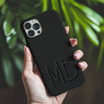 Modern zwart monogram Initialen Hedendaags iPhone 16 Pro Max Hoesje<br><div class="desc">Modern Black Monogram Initialen Contemporary Phone 16 Pro Max Hoesjes beschikt over een op maat gemaakte monogram in de moderne script typografie. Perfect voor familie en vrienden voor verjaardagen,  kerst,  feestdagen,  Moederdag,  Vaderdag en meer. Ontworpen door ©2024 Evco Feestdagen www.zazzle.com/store/evcoholidays</div>