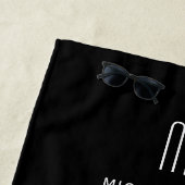 Modern zwart monogram strandlaken (In situ)