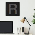 Modern Zwart Monogrammed Naam Klok<br><div class="desc">Moderne zwarte gepersonaliseerde naamklok, in minimalistische typografie.</div>