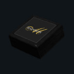 Modern zwart monogramscript cadeaudoosje<br><div class="desc">Een elegant vetgedrukt initiaal monogram met fancy bloei,  op een rijke zwarte gift of juwelen doos. Maak het uniek voor jou met je voornaam en gouden initiaal.</div>
