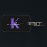 Modern zwart-Paarse scriptmonogram Bagagelabel<br><div class="desc">Dit eenvoudige, elegante zwarte bagagelabel met je voornaam in een trendy script lettertype in het wit getypt over je eerste initiaal in een modern petten lettertype in het paarse aan de ene kant en een slide in kaart voor jouw naam, adres en telefoonnummer aan de andere kant zou er geweldig...</div>