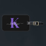 Modern zwart-Paarse scriptmonogram Bagagelabel<br><div class="desc">Dit eenvoudige, elegante zwarte bagagelabel met je voornaam in een trendy script lettertype in het wit getypt over je eerste initiaal in een modern petten lettertype in het paarse aan de ene kant en een slide in kaart voor jouw naam, adres en telefoonnummer aan de andere kant zou er geweldig...</div>