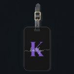 Modern zwart-Paarse scriptmonogram Bagagelabel<br><div class="desc">Dit eenvoudige, elegante zwarte bagagelabel met je voornaam in een trendy script lettertype in het wit getypt over je eerste initiaal in een modern petten lettertype in het paarse aan de ene kant en een slide in kaart voor jouw naam, adres en telefoonnummer aan de andere kant zou er geweldig...</div>
