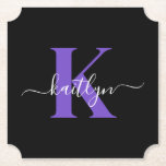 Modern zwart-Paarse scriptmonogram Kartonnen Onderzetters<br><div class="desc">Deze eenvoudige, elegante zwarte papieren onderzetters met je voornaam in een trendy schrift in wit, getypt over je eerste initiaal in een modern petten lettertype in paarse letters, zijn ideaal om je tafels en tellers vrij te houden van waterringen. Ze absorberen druppels, zodat u zich geen zorgen hoeft te maken...</div>