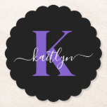 Modern zwart-Paarse scriptmonogram Kartonnen Onderzetters<br><div class="desc">Deze eenvoudige, elegante zwarte ronde papieren onderzetters met je voornaam in een trendy scriptlettertype in wit, getypt over je eerste initiaal in een modern petten lettertype in paarse letters, zijn ideaal om je tafels en tellers vrij te houden van waterringen. Ze absorberen druppels, zodat u zich geen zorgen hoeft te...</div>
