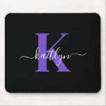 Modern zwart-Paarse scriptmonogram Muismat<br><div class="desc">Deze eenvoudige, elegante zwarte mousepad met uw voornaam in een trendy scriptlettertype in wit, getypt over uw eerste initiaal in een modern petten lettertype in het paarse, is ideaal voor uw kantoor/bureau. Het is stijlvol en trendy en toch zeer klassiek.</div>