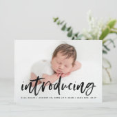 Modern zwart penseelscript dat foto's introduceert aankondiging (Staand voorkant)