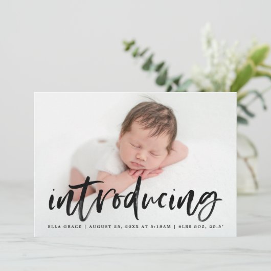 Modern zwart penseelscript dat foto's introduceert aankondiging (Staand voorkant)