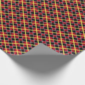 Modern zwart rood geel geruit cadeaupapier (Hoek)