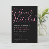 Modern Zwart & Roze Getting Hitched Kaart (Staand voorkant)