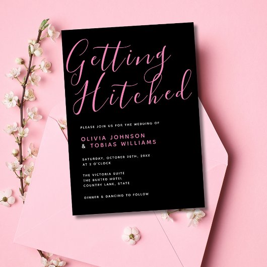 Modern Zwart & Roze Getting Hitched Kaart