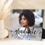 Modern zwart script Afstuderen foto-Afstuderen Fotoplaat<br><div class="desc">Stijlvol en elegant afstuderen plaque-teken met easel bevat een oudere foto met "afstuderen" zwarte scriptbedekking. Pas de moderne douanetekst met de naam van uw afstudeerder,  school,  en klassenjaar aan. Het maakt een prachtige keepslag om in je huis te tonen!</div>