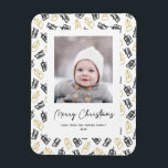 Modern zwart Script Cute Gold Black Giften Pattern Magneet<br><div class="desc">Verstuur aanpasbare en gepersonaliseerde vakantiegroeten naar vrienden, collega's en familie in eenvoudige, minimalistische, elegante, leuke, feestelijke en moderne fotomagneet! Een prachtig lijst van gouden en zwarte kerstcadeautjes en cadeaus met linten omringt je foto. De groet "Kerst van de Groet"wordt geschreven in elegante kalligrafie, en hieronder kenmerkt uw bericht van de...</div>