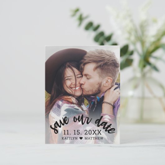 Modern Zwart Script Foto Bruiloft Save Our Date Aankondigingskaart (Staand voorkant)