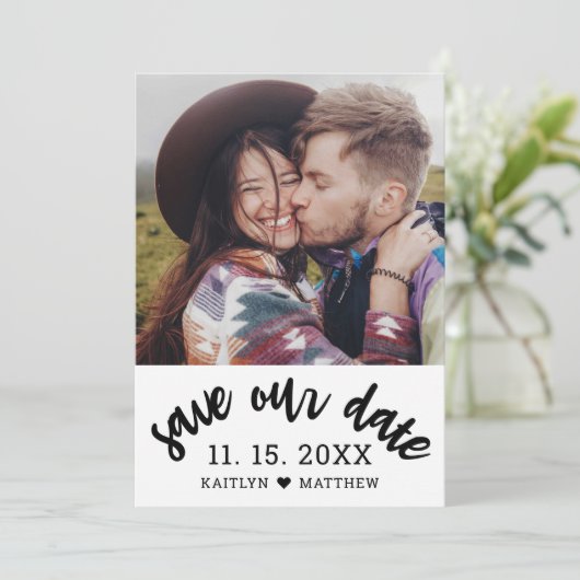 Modern zwart script foto minimalistische bruiloft save the date (Staand voorkant)