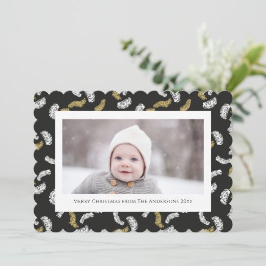 Modern zwart script Gold Pine Mistletoe Kerstmis Feestdagenkaart (Staand voorkant)