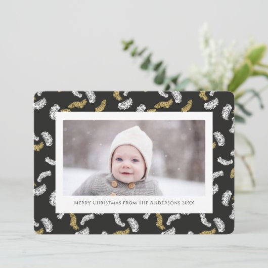 Modern zwart script Gold Pine Mistletoe Kerstmis Feestdagenkaart (Staand voorkant)