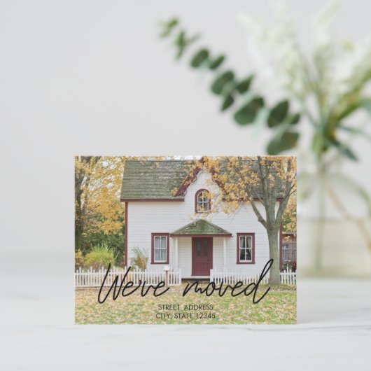 Modern zwart script New House Warming Foto Aankondigingskaart (Staand voorkant)