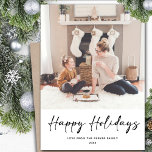 Modern zwart script op beige minimalistische foto feestdagenkaart<br><div class="desc">Modern Black Script op Beige Minimalist Photo Holiday Kaart. Verstuur aanpasbare en gepersonaliseerde vakantiegroeten naar vrienden, collega's en familie in eenvoudige, stijlvolle, elegante en moderne, feestelijke, minimalistische stijlkaarten voor het fotoontwerp! Een prachtige kalligrafie van "prettige feestdagen" lijsten op de onderkant van je foto vooraan. Onder de kalligrafie kenmerkt uw bericht...</div>
