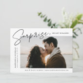 Modern Zwart Script Surprise Photo Verloving Aankondiging (Staand voorkant)