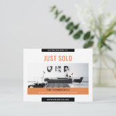 Modern zwart sinaasappel verkocht gewoon onroerend briefkaart (Staand voorkant)