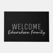Modern zwart Welkom monogram familienaam Deurmat (Voorkant)
