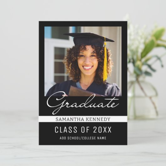 Modern zwart-wit 2025 Afstuderen Foto Aankondiging (Staand voorkant)
