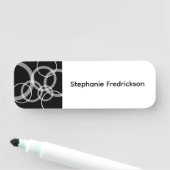 Modern zwart-wit badge met overlappende cirkels (In situ)