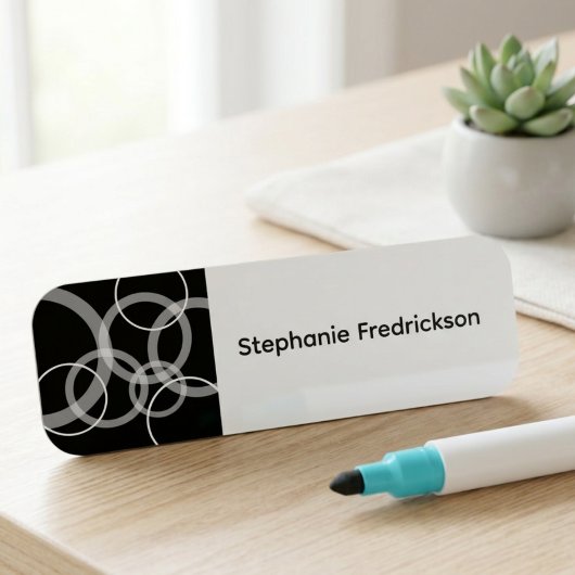 Modern zwart-wit badge met overlappende cirkels