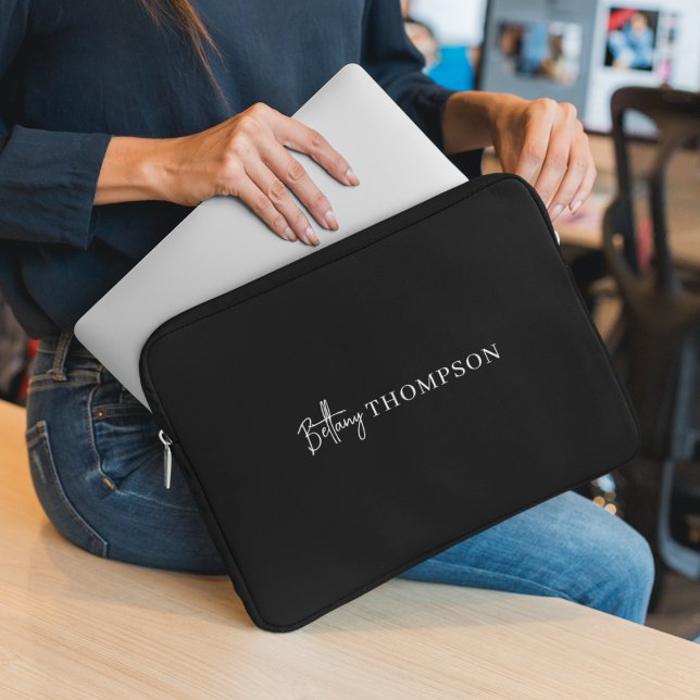 Modern Zwart Wit Chique Script Monogram Laptop Sleeve (Creator heeft geüpload)