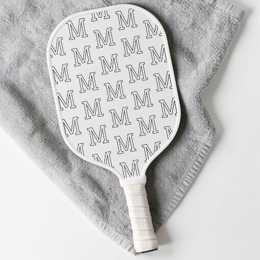 Modern zwart-wit eenvoudig monogrammotief pickleball paddle