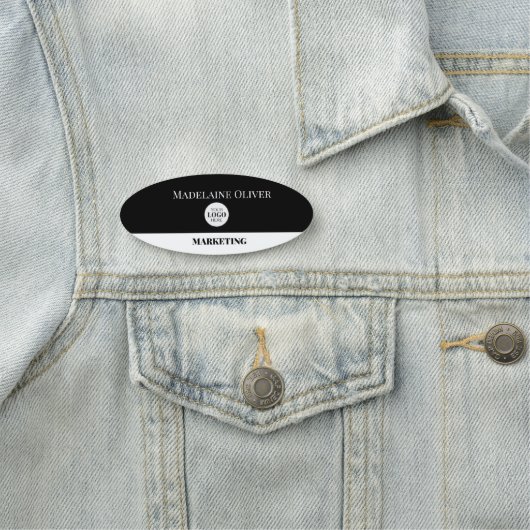 Modern zwart-wit eenvoudige zakelijke Logo-medewer Naamplaatje (In situ)