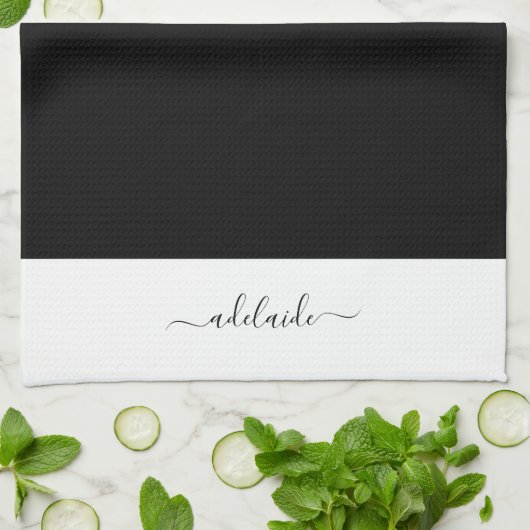 Modern zwart-wit Elegant Script Name Monogram Theedoek (Gevouwen)