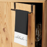 Modern zwart-wit Elegant Script Name Monogram Theedoek<br><div class="desc">Moderne keukenhanddoek van de zwarte witte scriptnaam Monogram. Pas deze stijlvolle monogram keukenhanddoek voor scripttypografie aan met uw monogram naam. Perfect geschenk voor haar.</div>