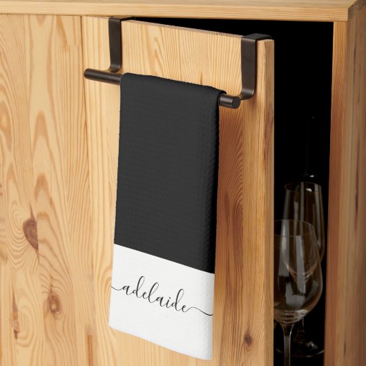 Modern zwart-wit Elegant Script Name Monogram Theedoek (Derde Gevouwen)