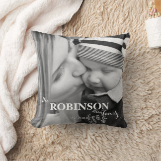 Modern Zwart & Wit Familienaam Twee Foto's Kussen
