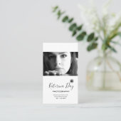 Modern zwart-wit fotografisch script visitekaartje (Staand voorkant)