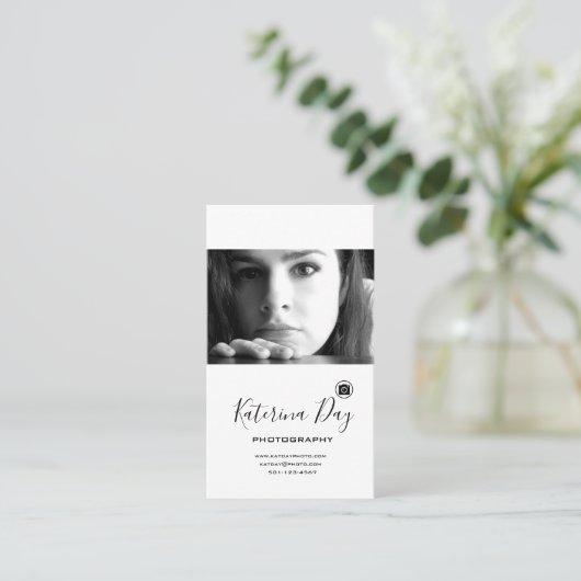 Modern zwart-wit fotografisch script visitekaartje (Staand voorkant)