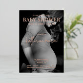 Modern zwart-wit fotoscript Baby shower Folie Uitnodiging (Staand Voorkant)